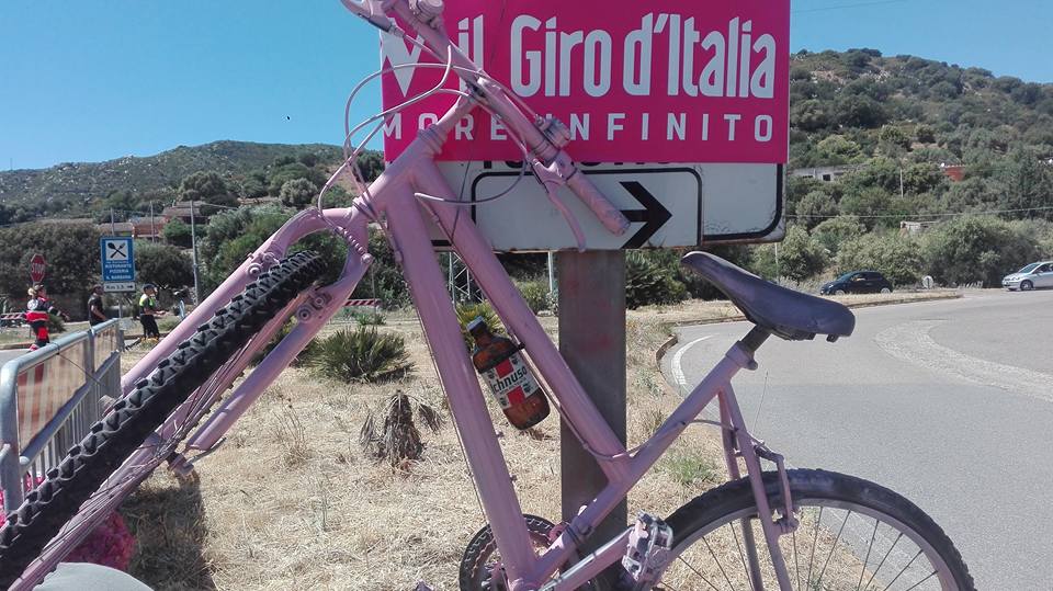 birragiroitalia Sulla bici, al posto della borraccia una bottiglia di Birra Ichnusa - Foto dal Giro d'Italia in Sardegna