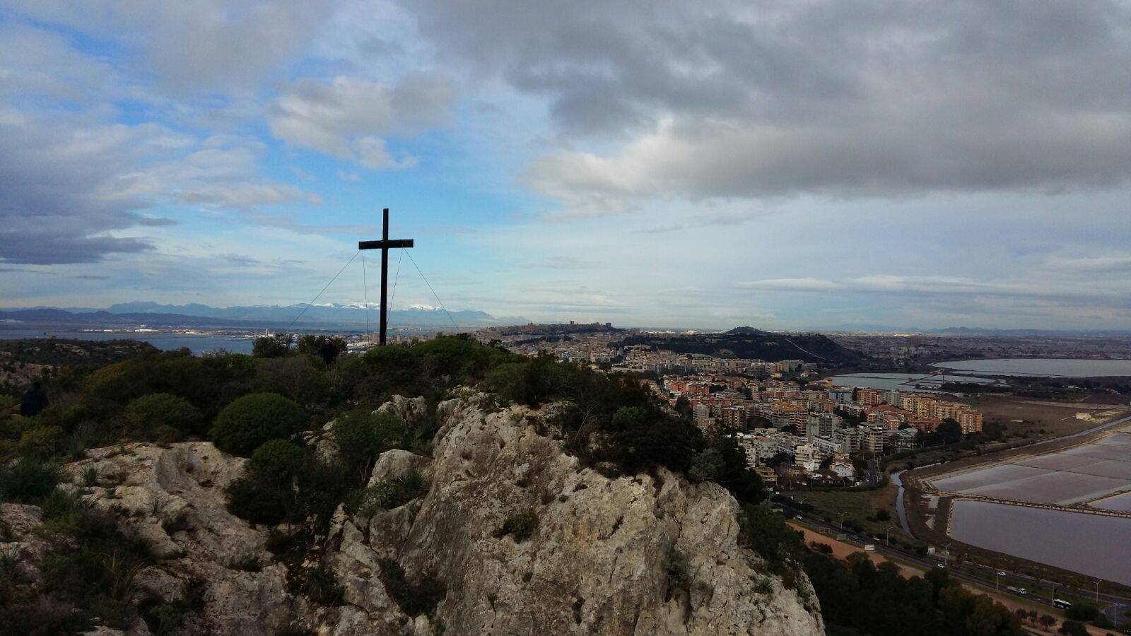 crocesuselladelfiavolo Buttata giù la croce eretta alla Sella del Diavolo di Cagliari: L'assurda vicenda e lo sdegno dei fedeli