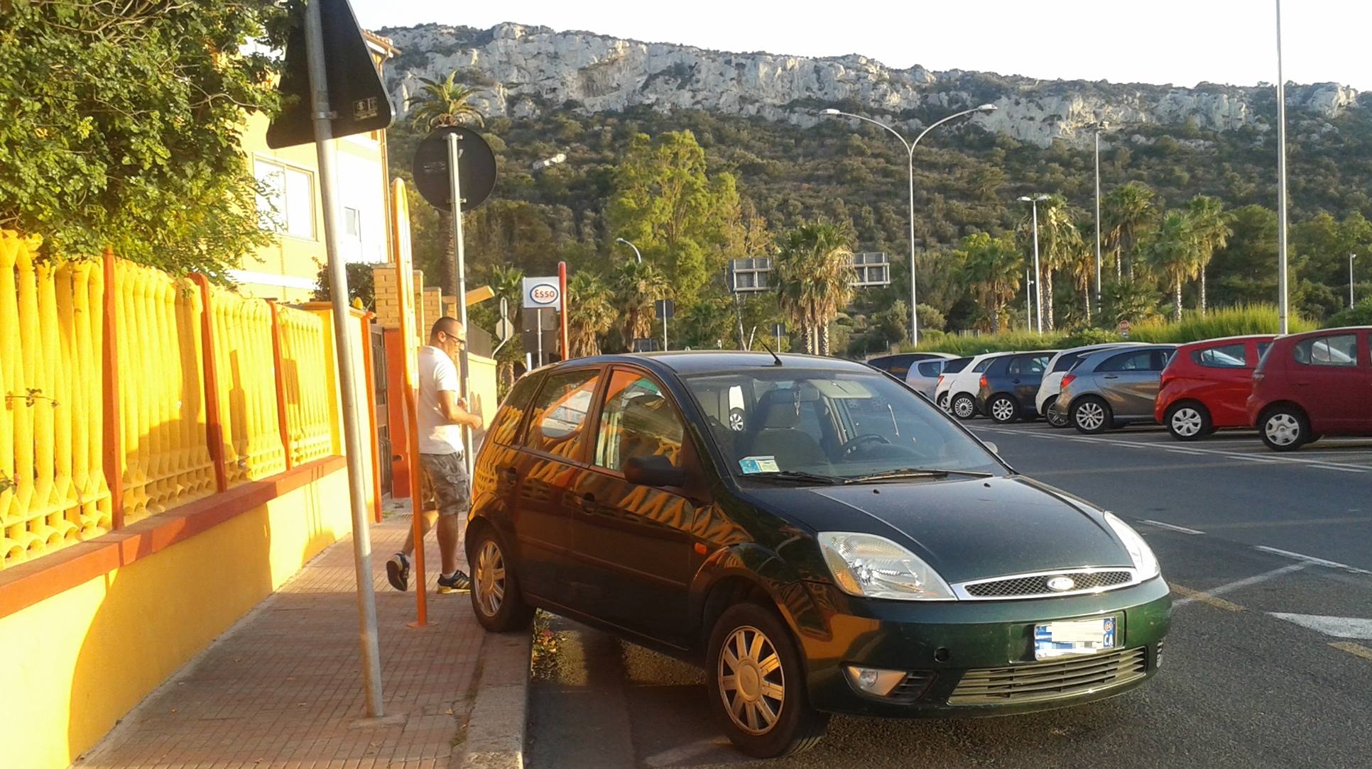 frenamano1 Cagliari, auto parcheggiata si muove da sola attraversa la strada