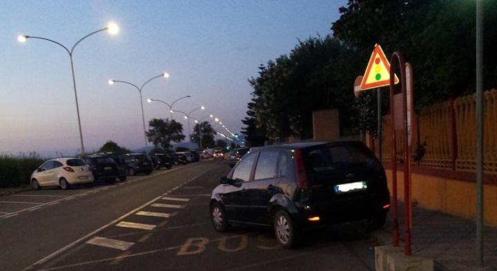 frenamano2 Cagliari, auto parcheggiata si muove da sola attraversa la strada