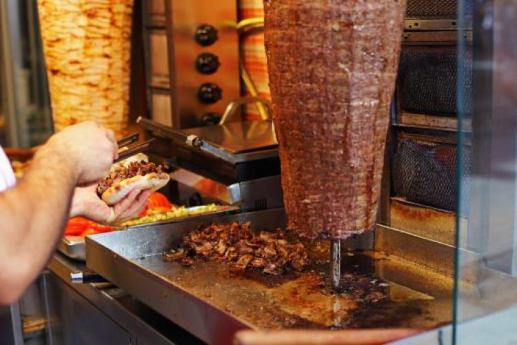 kebab Sinnai, rapina al kebab di via Roma: in cinque aggrediscono il titolare per 200 euro di bottino