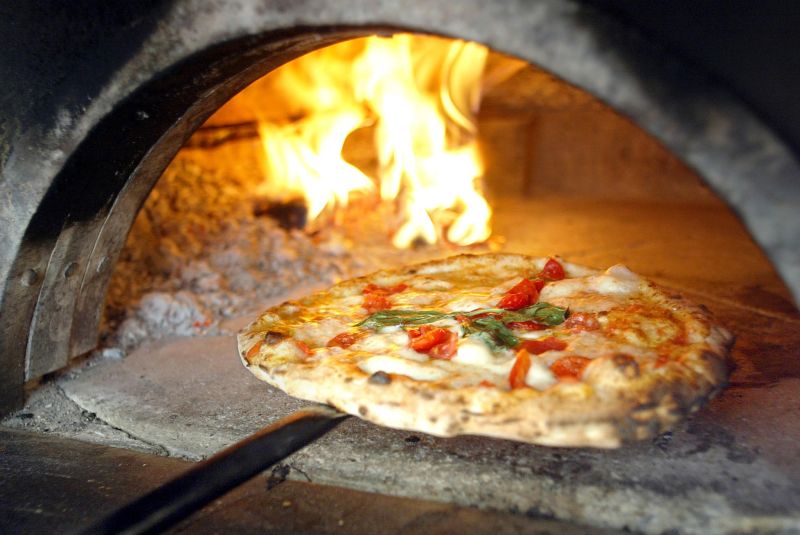 pizza In Sardegna c'è un locale dove puoi cenare con soli 6 euro seduto al tavolo. Ecco dov'è