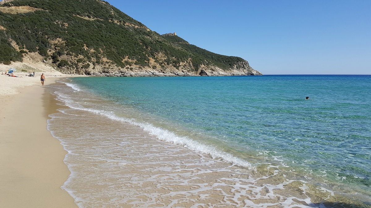 solanas Solanas è la sesta spiaggia più bella della Sardegna secondo il portale Skyscanner