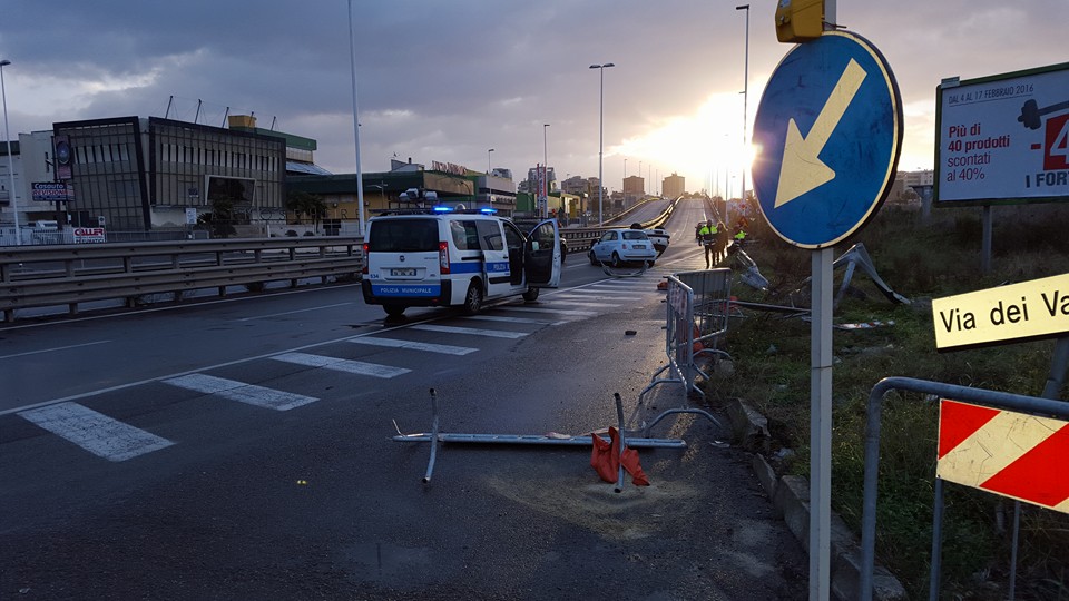 valenz3 Soccorrono una donna e vengono urtati da un'altra auto. Incredibile incidente sull'Asse Mediano a Cagliari (Foto)